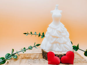 Bougie décorative végétale robe de mariée buste non parfumée. La mariée porte une robe avec un jupon blanc à froufrou.