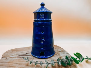 Le brûle parfum phare bleu est d'un design épuré de forme cylindrique avec des ouvertures donnant le visuel d'un phare.