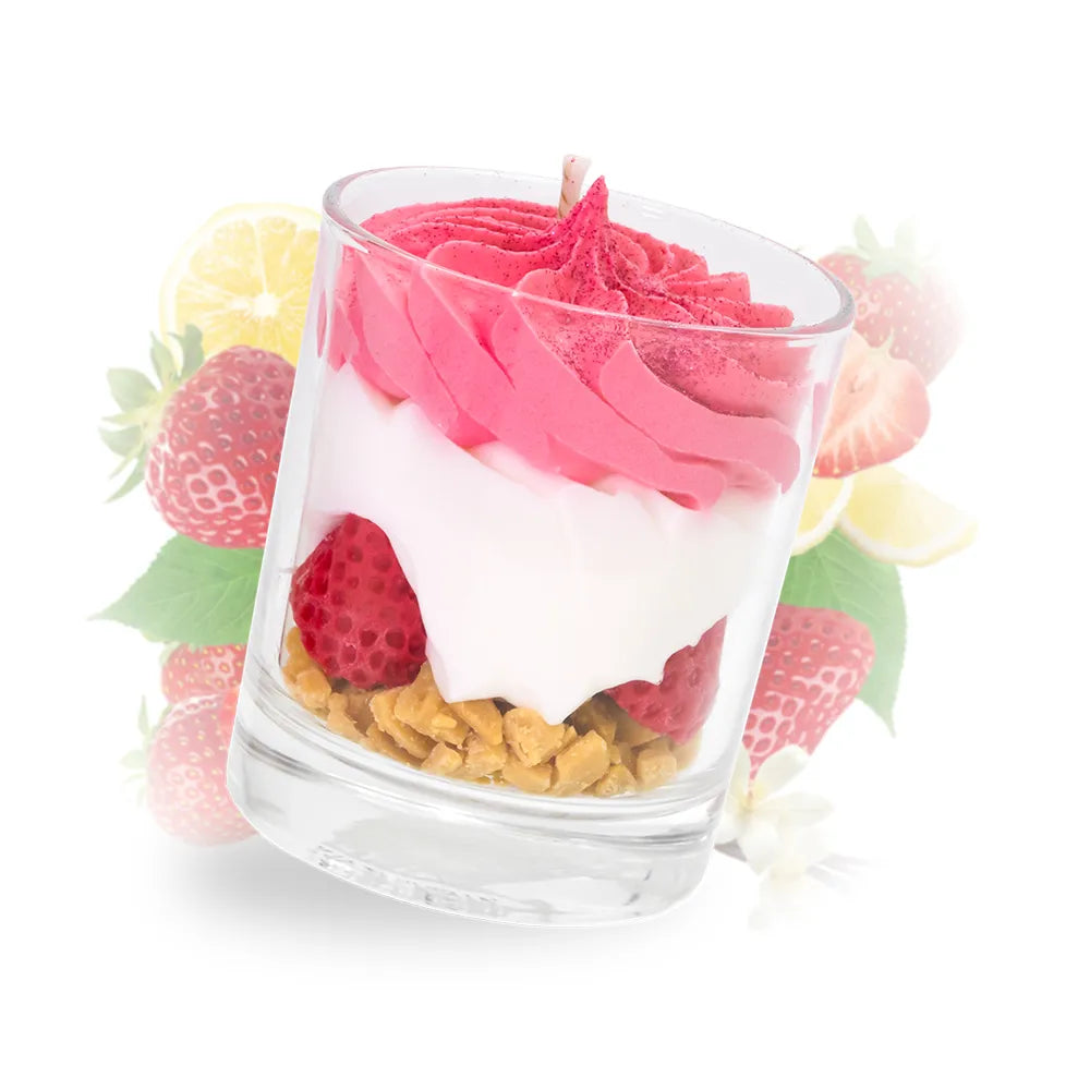 Bougie gourmande artisanale Les Fées Mères parfum fraise des bois, en cire végétale française de tournesol, décorée d’une chantilly façonnée à la main, aspect inspiré d’un dessert réaliste, parfum de Grasse, bougie parfumée non comestible, fabrication artisanale française. Made in France, fabriquée dans les Vosges.