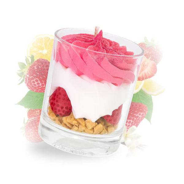 Bougie gourmande artisanale Les Fées Mères parfum fraise des bois, en cire végétale française de tournesol, décorée d’une chantilly façonnée à la main, aspect inspiré d’un dessert réaliste, parfum de Grasse, bougie parfumée non comestible, fabrication artisanale française. Made in France, fabriquée dans les Vosges.