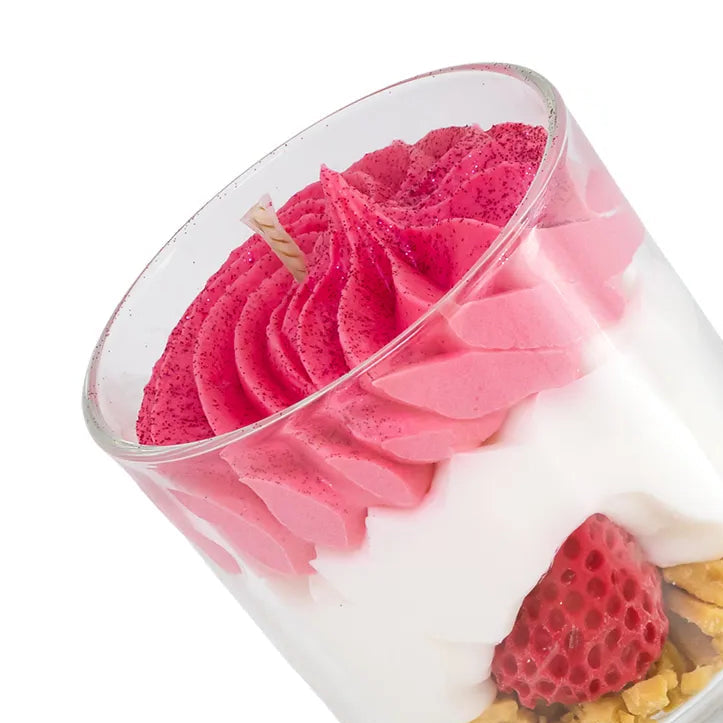 Bougie gourmande artisanale Les Fées Mères parfum fraise des bois, en cire végétale française de tournesol, décorée d’une chantilly façonnée à la main, aspect inspiré d’un dessert réaliste, parfum de Grasse, bougie parfumée non comestible, fabrication artisanale française. Made in France, fabriquée dans les Vosges. Vue en zoom.