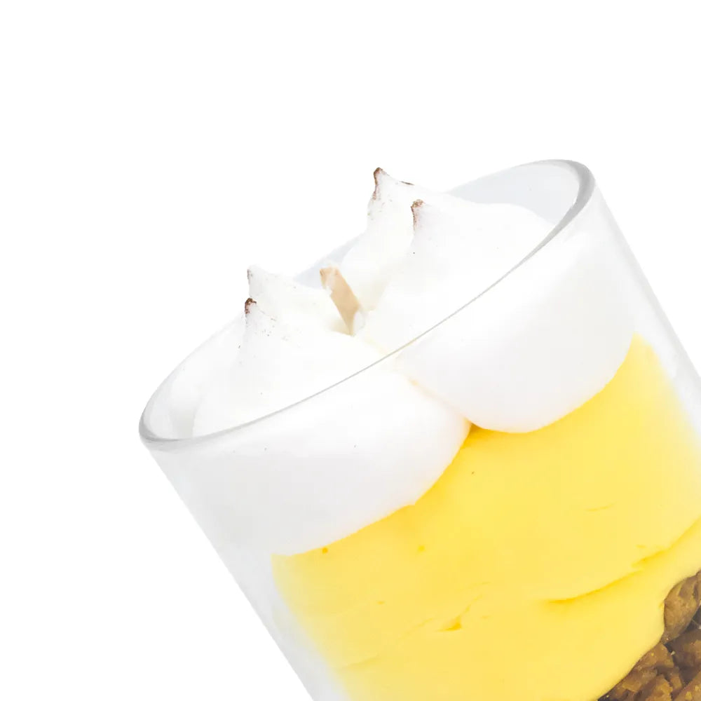 Bougie gourmande artisanale Les Fées Mères parfum fraise des bois, en cire végétale française de tournesol, décorée d’une chantilly façonnée à la main, aspect inspiré d’un dessert réaliste, parfum de Grasse, bougie parfumée non comestible, fabrication artisanale française. Made in France, fabriquée dans les Vosges. Vue en zoom