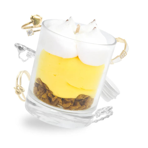 Bougie bijou citron meringué Les Fées Mères avec bague cachée, bougie artisanale gourmande en cire végétale française décorée d'une chantilly façonnée à la main, parfum de Grasse, fabrication artisanale dans les Vosges.