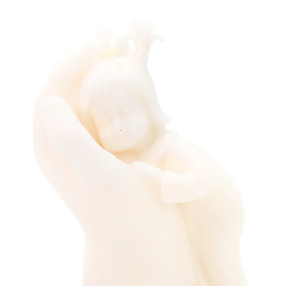 Bougie décorative naissance Les Fées Mères, vue rapprochée des détails sculptés à la main, cire végétale d'origine naturelle, fabrication artisanale française.