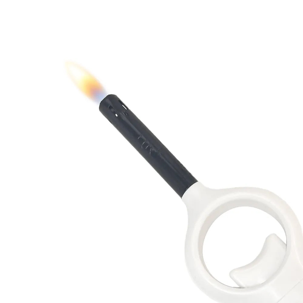 Allume-gaz rechargeable Les Fées Mères en action, flamme allumant une bougie artisanale en cire végétale française.
