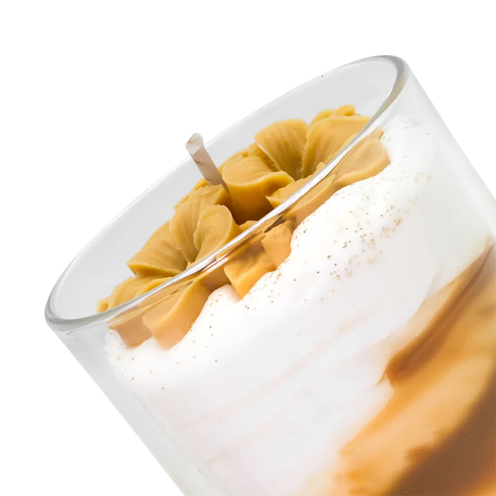 Bougie artisanale Les Fées Mères parfum fleur d'oranger, en cire végétale française de tournesol et soja, décorée d’une chantilly façonnée à la main, aspect fleuri et décoratif, fleur façonné artisanalement, parfum de Grasse, bougie parfumée non comestible, fabrication artisanale française. Made in France, fabriquée dans les Vosges. En zoom
