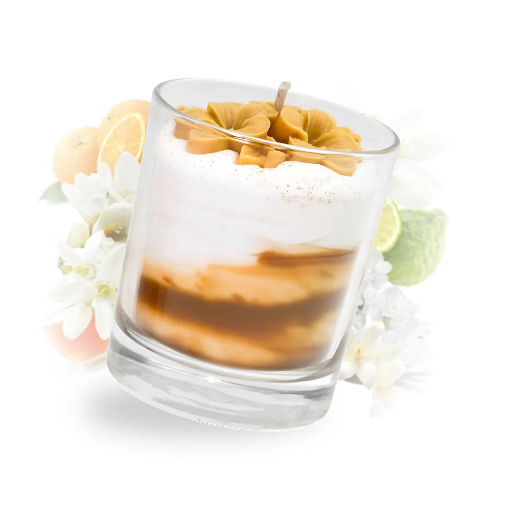 Bougie artisanale Les Fées Mères parfum fleur d'oranger, en cire végétale française de tournesol et soja, décorée d’une chantilly façonnée à la main, aspect fleuri et décoratif, fleur façonné artisanalement, parfum de Grasse, bougie parfumée non comestible, fabrication artisanale française. Made in France, fabriquée dans les Vosges.