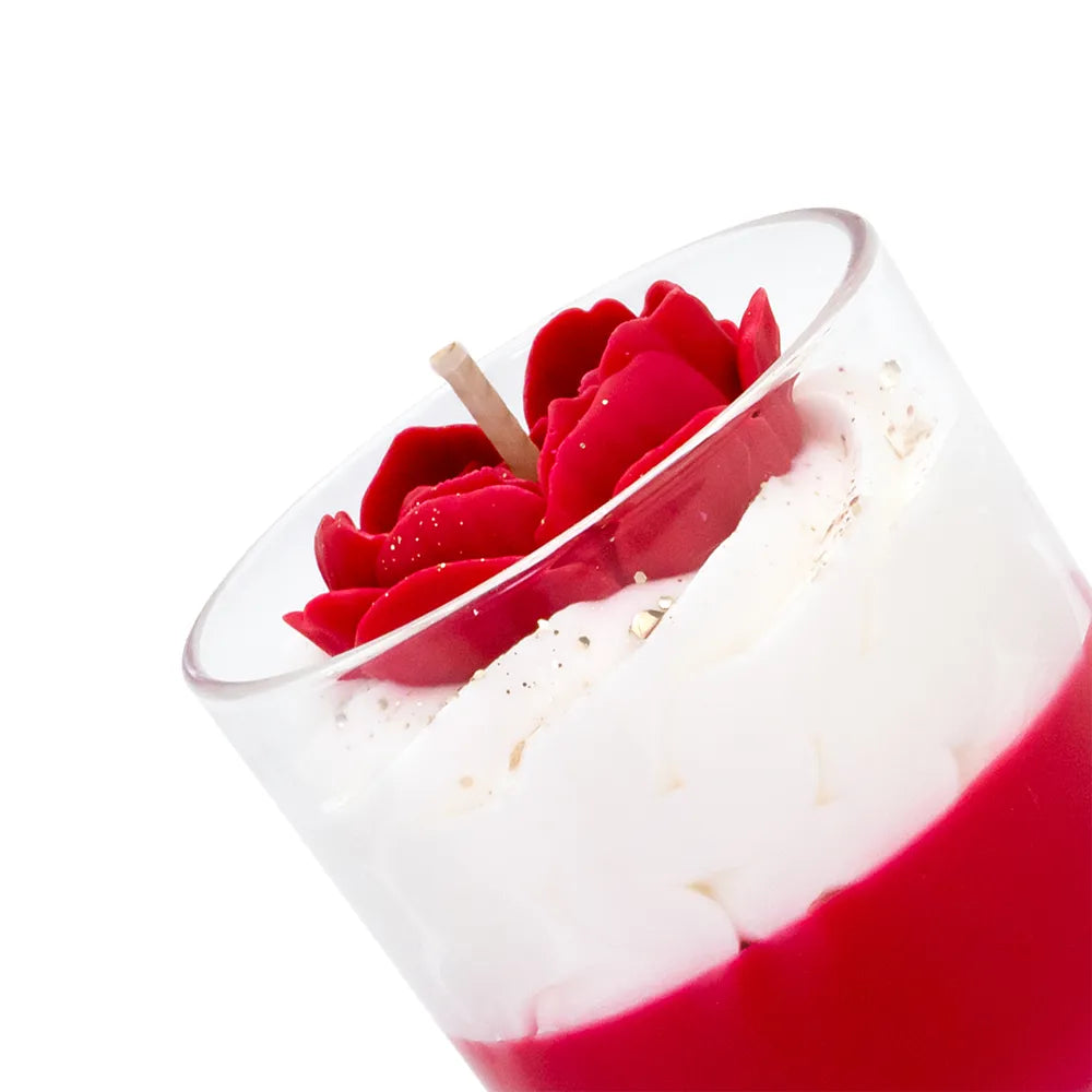 Bougie artisanale Les Fées Mères parfum jasmin passion, en cire végétale française de tournesol et soja, décorée d’une chantilly façonnée à la main, aspect fleuri et décoratif, fleur façonné artisanalement, parfum de Grasse, bougie parfumée non comestible, fabrication artisanale française. Made in France, fabriquée dans les Vosges.