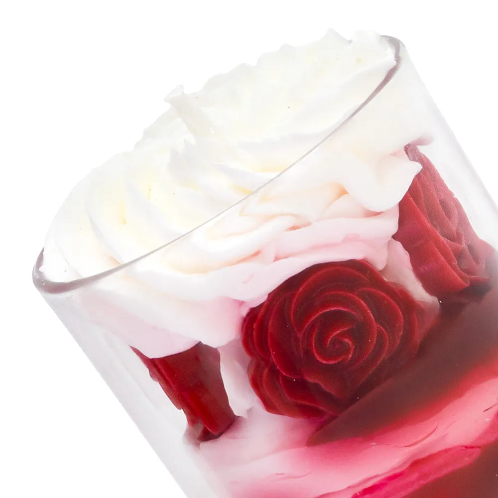 Bougie artisanale Les Fées Mères parfum rose éternelle, en cire végétale française de tournesol et soja, décorée d’une chantilly façonnée à la main, cire rouge coulée à la main, aspect fleuri et décoratif, fleur façonné artisanalement, parfum de Grasse, bougie parfumée non comestible, fabrication artisanale française. Made in France, fabriquée dans les Vosges. Vue en zoom.