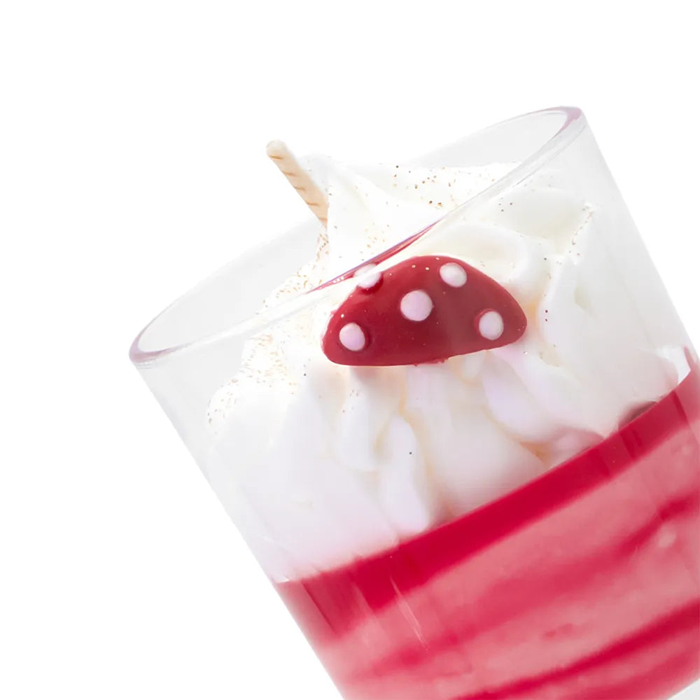 Détail du champignon en cire posé sur la chantilly de la bougie gourmande caramel beurre salé Les Fées Mères