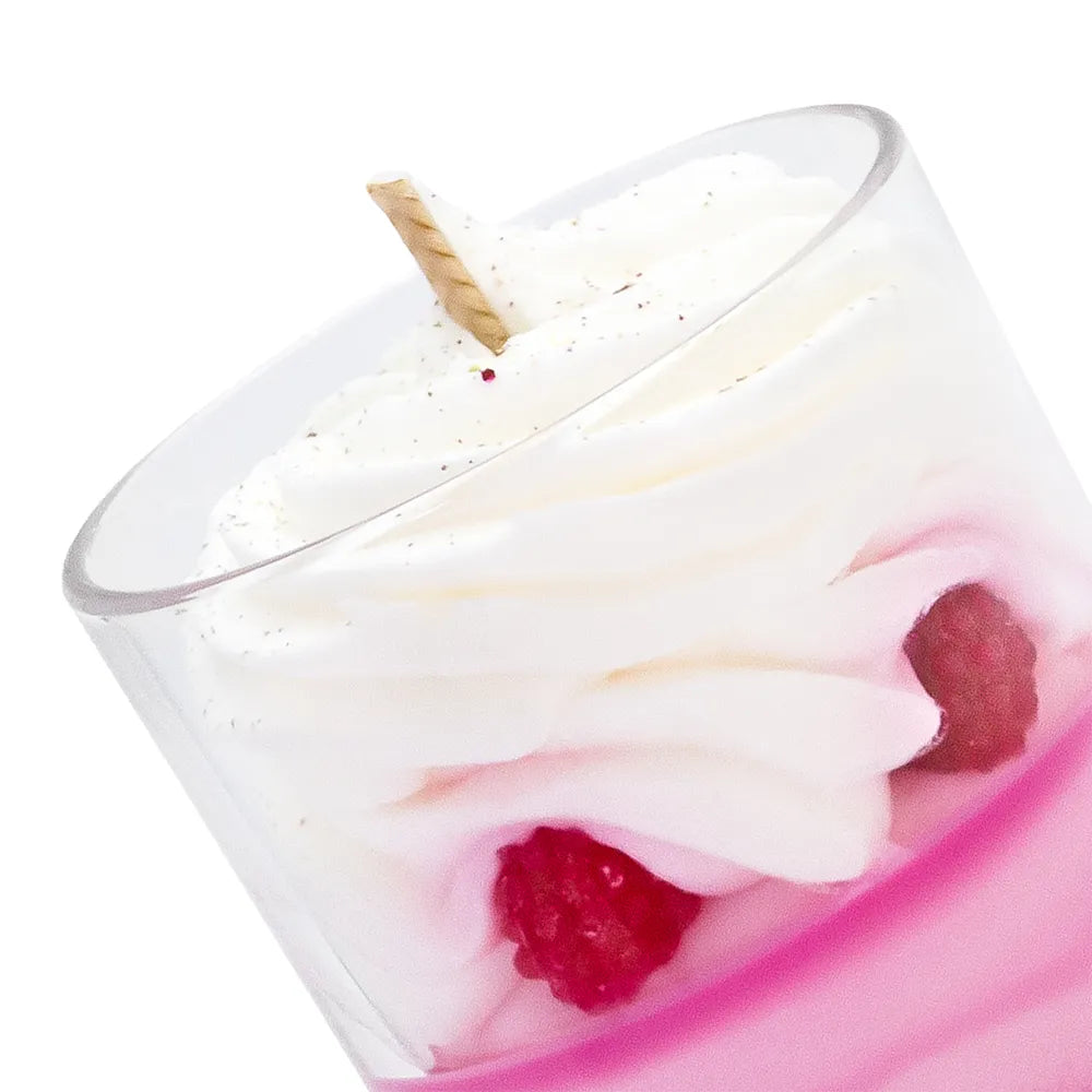 Bougie gourmande artisanale Les Fées Mères parfum framboise d'amour, en cire végétale française de tournesol, décorée d’une chantilly façonnée à la main, aspect inspiré d’un dessert réaliste, parfum de Grasse, bougie parfumée non comestible, fabrication artisanale française. Made in France, fabriquée dans les Vosges. Vue en zoom.