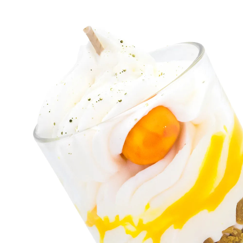 Bougie gourmande artisanale Les Fées Mères parfum mirabelle, en cire végétale française de tournesol, décorée d’une chantilly façonnée à la main, aspect inspiré d’un dessert réaliste, parfum de Grasse, bougie parfumée non comestible, fabrication artisanale française. Made in France, fabriquée dans les Vosges. Vue en zoom