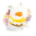 Bougie gourmande artisanale Les Fées Mères parfum mirabelle, en cire végétale française de tournesol, décorée d’une chantilly façonnée à la main, aspect inspiré d’un dessert réaliste, parfum de Grasse, bougie parfumée non comestible, fabrication artisanale française. Made in France, fabriquée dans les Vosges.