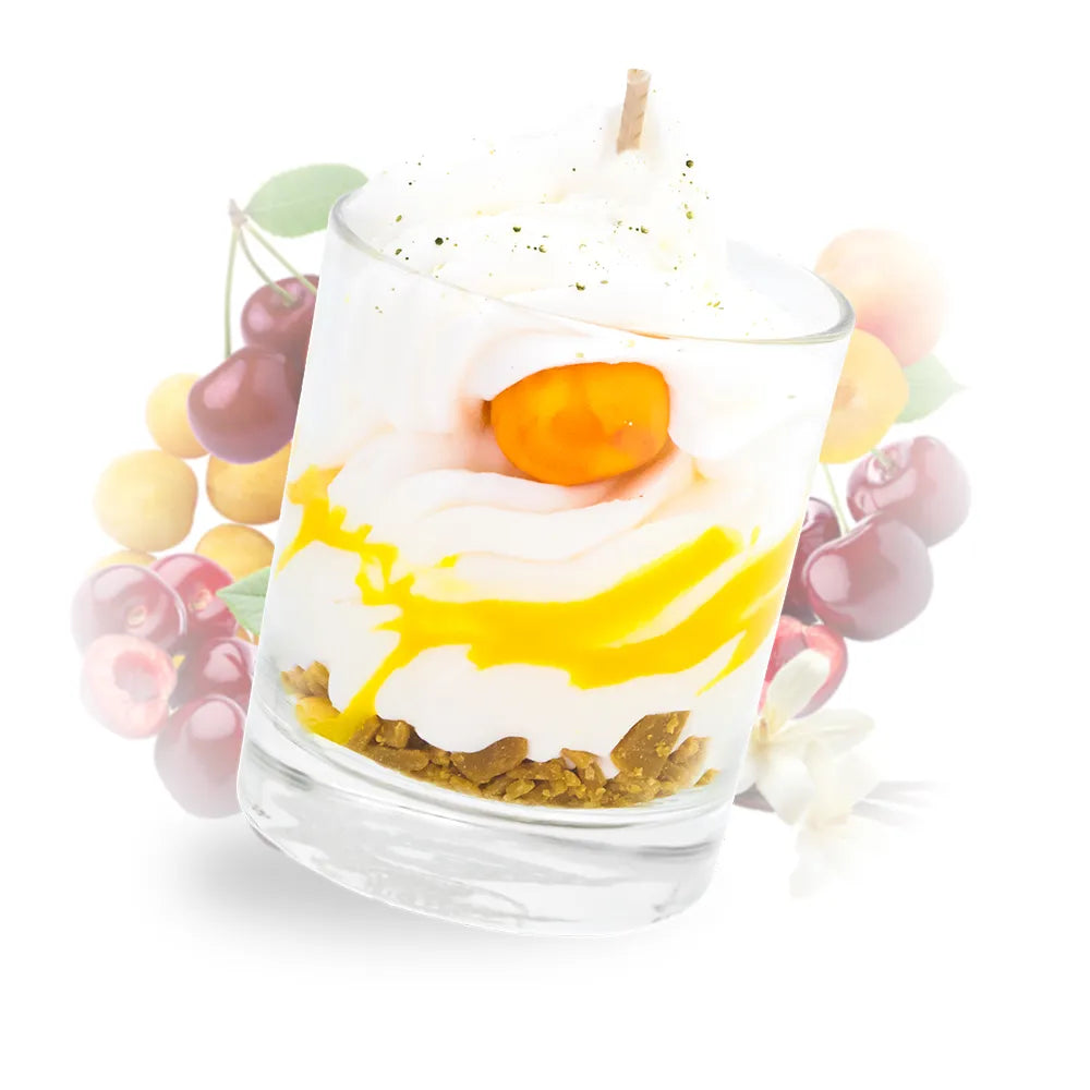 Bougie gourmande artisanale Les Fées Mères parfum mirabelle, en cire végétale française de tournesol, décorée d’une chantilly façonnée à la main, aspect inspiré d’un dessert réaliste, parfum de Grasse, bougie parfumée non comestible, fabrication artisanale française. Made in France, fabriquée dans les Vosges.