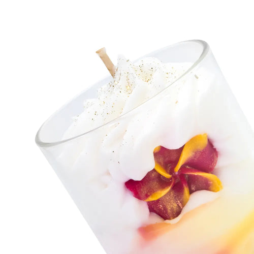 Bougie gourmande artisanale Les Fées Mères parfum Pacific Sunrise, en cire végétale française de tournesol, décorée d’une chantilly façonnée à la main, aspect inspiré d’un dessert réaliste, parfum de Grasse, bougie parfumée non comestible, fabrication artisanale française. Made in France, fabriquée dans les Vosges. Vue en zoom détail