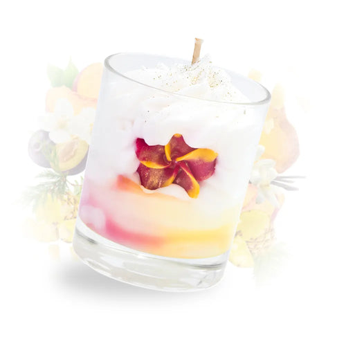 Bougie gourmande artisanale Les Fées Mères parfum Pacific Sunrise, en cire végétale française de tournesol, décorée d’une chantilly façonnée à la main, aspect inspiré d’un dessert réaliste, parfum de Grasse, bougie parfumée non comestible, fabrication artisanale française. Made in France, fabriquée dans les Vosges.