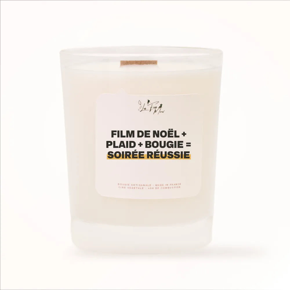 Bougie parfumée Les Fées Mères avec l'étiquette « Film de Noël + plaid + bougie = soirée réussie », pot blanc et mèche en bois de hêtre