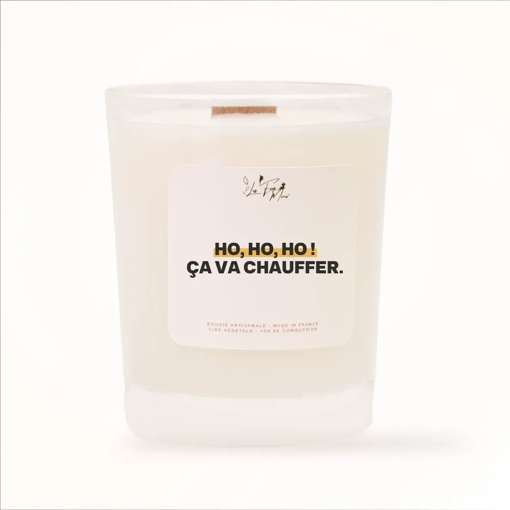 Bougie parfumée Les Fées Mères avec l'étiquette « Ho, ho, ho ! Ça va chauffer », pot blanc et mèche en bois de hêtre