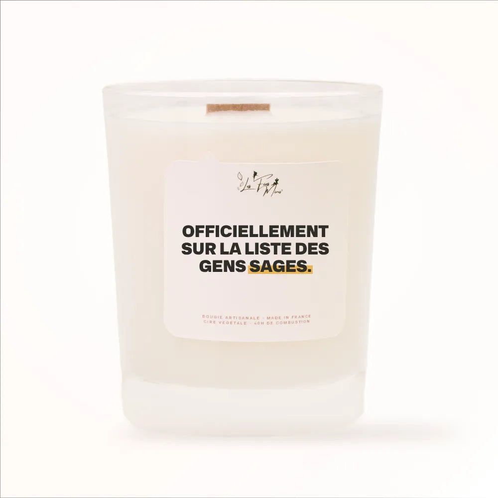 Bougie parfumée Les Fées Mères avec l'étiquette « Officiellement sur la liste des gens sages », pot blanc et mèche en bois de hêtre