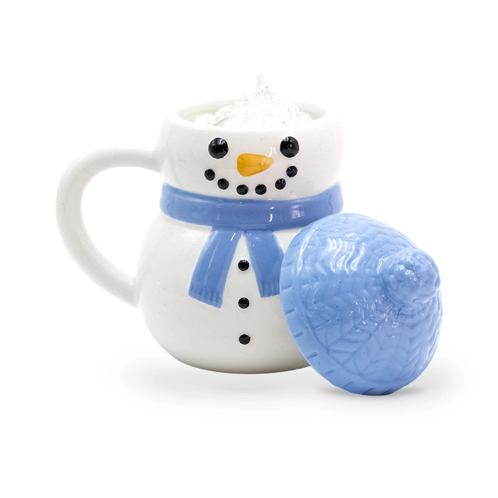 Bougie mug bonhomme de neige ouvert, décor de cire blanche pailletée et couvercle bonnet bleu posé à côté, Les Fées Mères