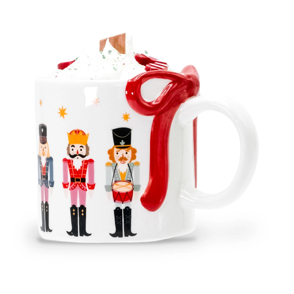 Bougie mug casse noisette en céramique blanche à soldats casse noisette et étoiles dorées, nœud rouge et mèche en bois, Les Fées Mères