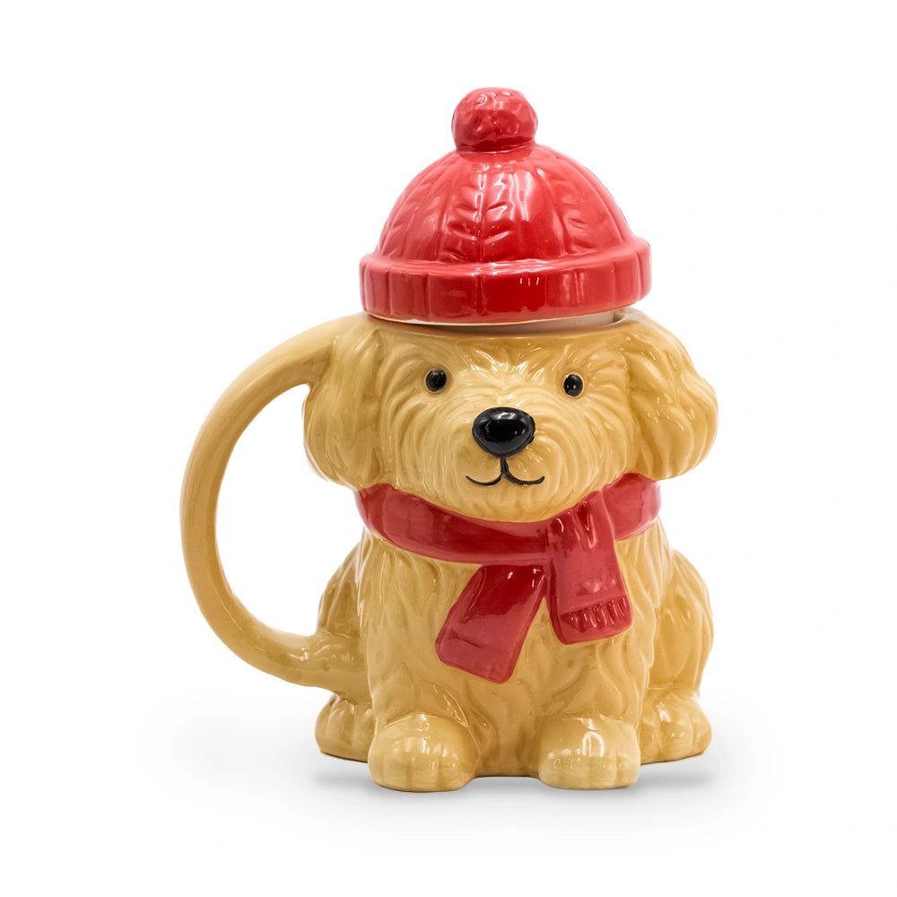 Bougie mug chiot en hiver en céramique beige, bonnet rouge à pompon en guise de couvercle et écharpe rouge, Les Fées Mères