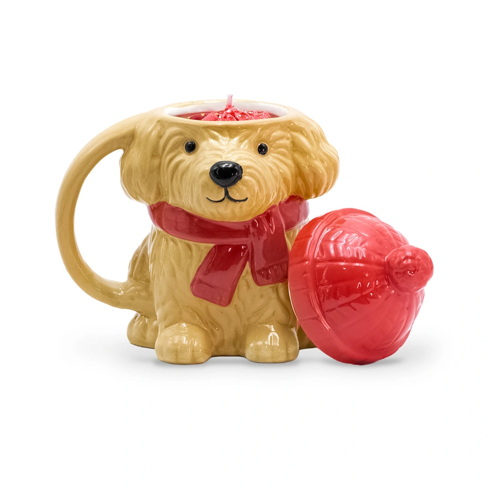 Bougie mug chiot en hiver ouvert, décor de cire rouge et couvercle bonnet rouge posé à côté, Les Fées Mères