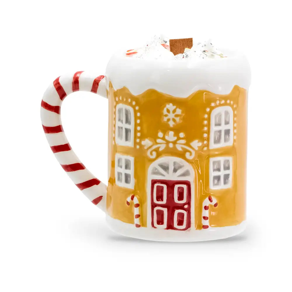 Bougie mug maison pain d'épices grenade et poire en céramique, toit enneigé, porte rouge et anse rayée rouge et blanche, décor de cire blanche pailleté et mèche en bois, Les Fées Mères