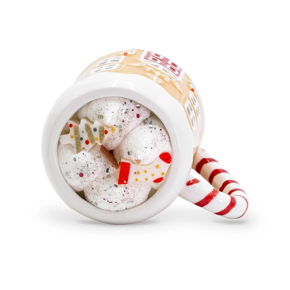 Vue de dessus de la bougie mug maison pain d'épices grenade et poire, décor de cire blanche pailleté d'argent et de rose, sapin et chaussette de Noël en cire, mèche en bois, Les Fées Mères