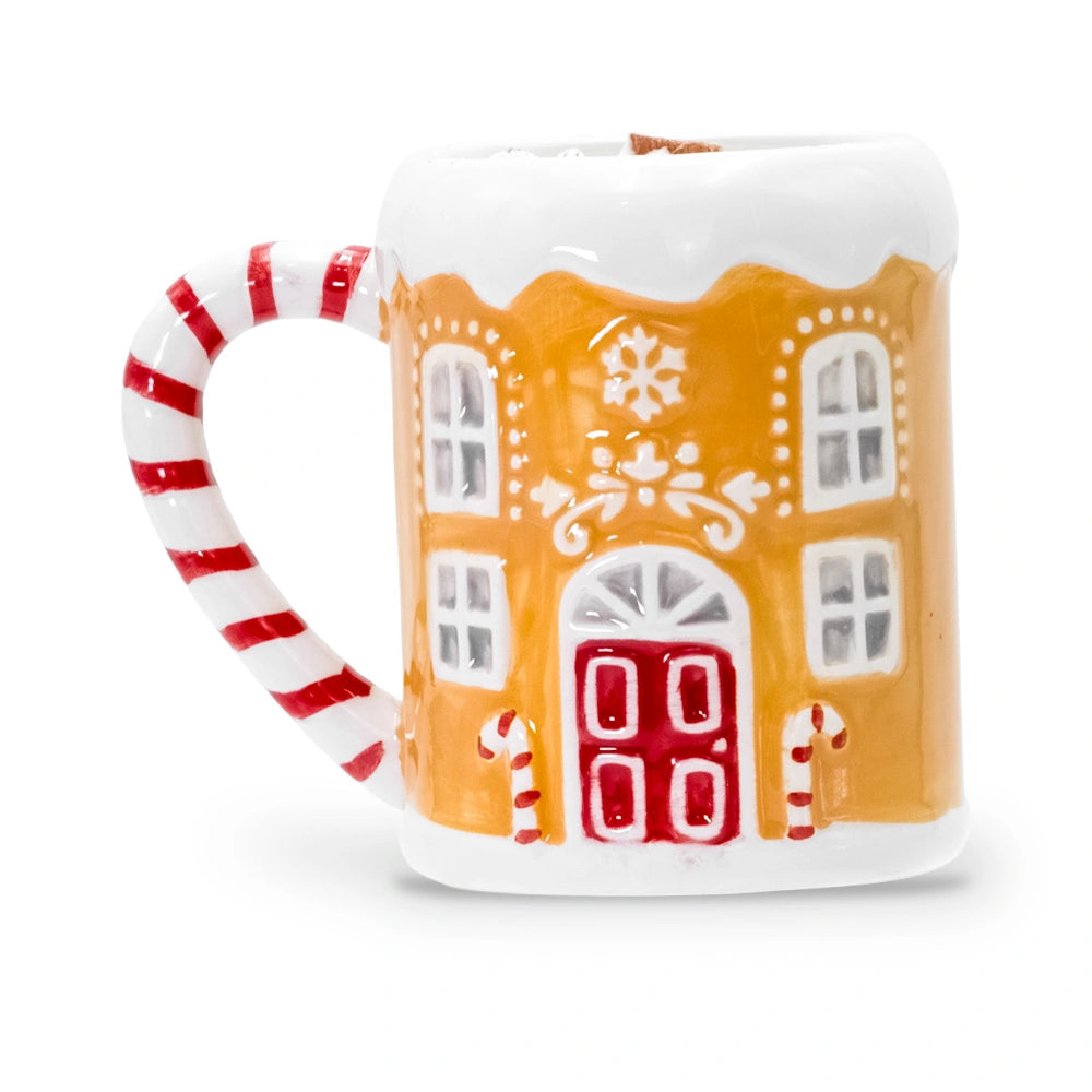 Bougie mug maison en pain d'épices en céramique, toit enneigé, porte rouge et anse rayée rouge et blanche, mèche en bois, Les Fées Mères