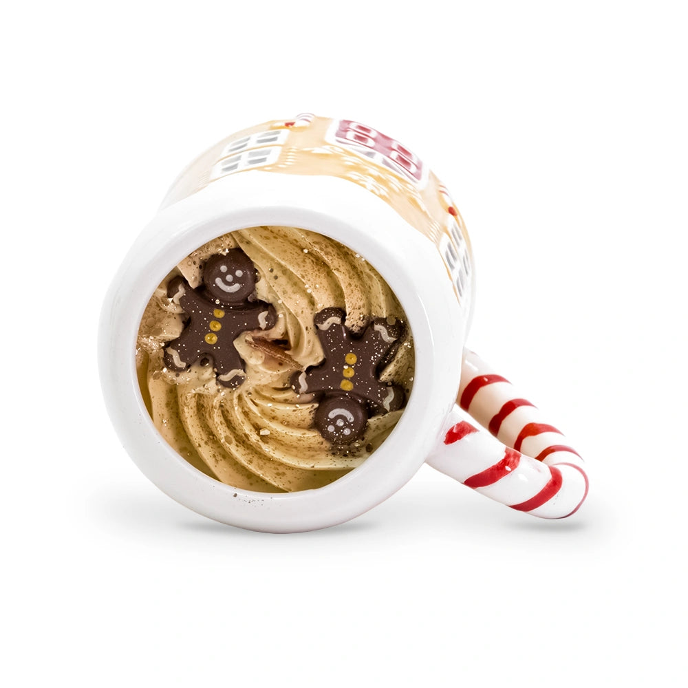 Vue de dessus de la bougie mug maison pain d'épices parfum pain d'épices, décor de cire beige doré en spirale et deux bonshommes pain d'épices en cire, mèche en bois, Les Fées Mères
