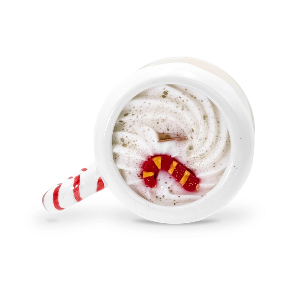 Vue de dessus de la bougie mug maison pain d'épices, décor de cire blanche en spirale, paillettes dorées et canne de Noël rouge et dorée, Les Fées Mères
