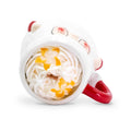 Vue de dessus de la bougie mug Père Noël clémentine monoï, décor de cire blanche en spirale orné de deux fleurs jaunes et orangées, mèche en bois, Les Fées Mères