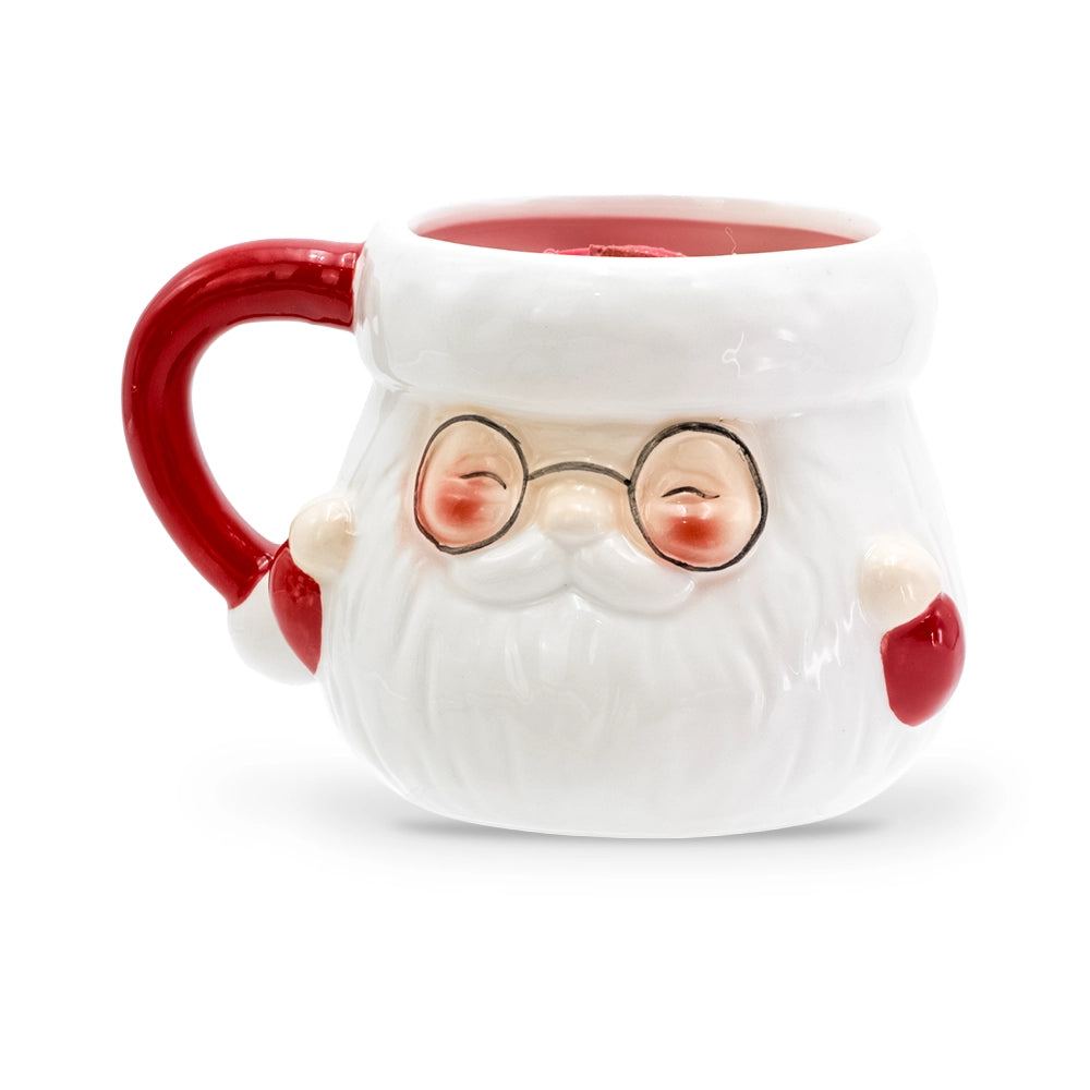 Bougie mug Père Noël fraise des bois en céramique blanche à lunettes rondes, anse et moufles rouges, cire rose fuchsia et mèche en bois, Les Fées Mères