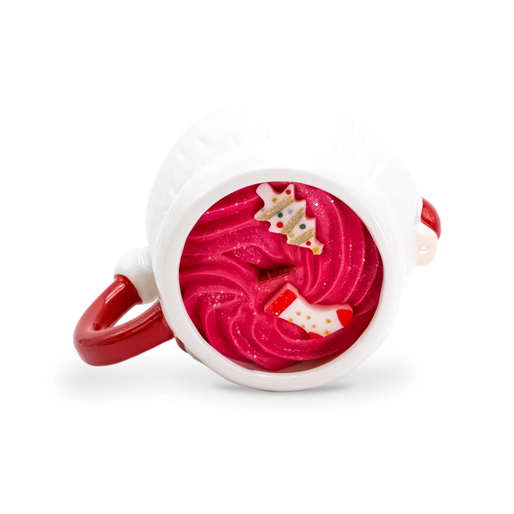 Vue de dessus de la bougie mug Père Noël fraise des bois, décor de cire rose fuchsia en spirale pailletée, sapin et chaussette de Noël en cire, Les Fées Mères