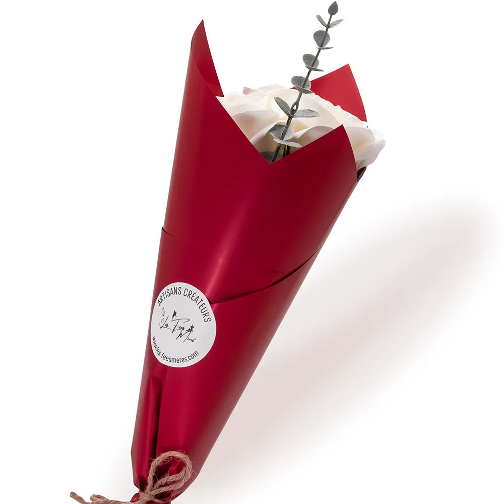 Bouquet de 3 roses de savon blanches emballé dans un cornet cadeau bordeaux avec brin d'eucalyptus, fleur éternelle artisanale Les Fées Mères