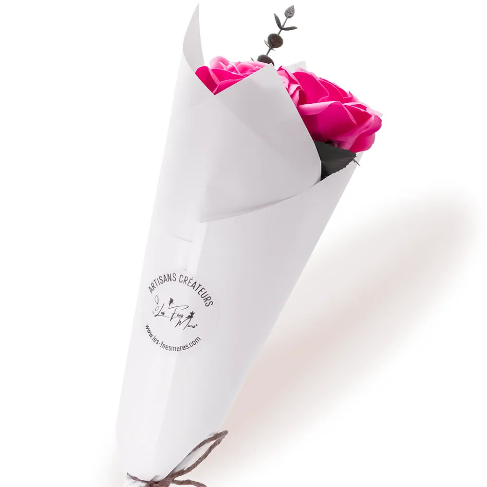 Bouquet de 3 roses de savon fuchsia emballé dans un cornet cadeau blanc avec brin d'eucalyptus, fleur éternelle artisanale Les Fées Mères