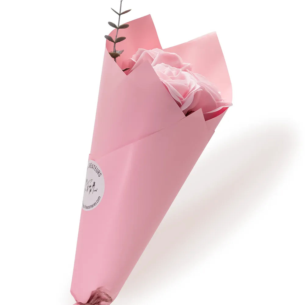 Bouquet de 3 roses de savon rose poudré emballé dans un cornet cadeau rose avec brin d'eucalyptus, fleur éternelle artisanale Les Fées Mères
