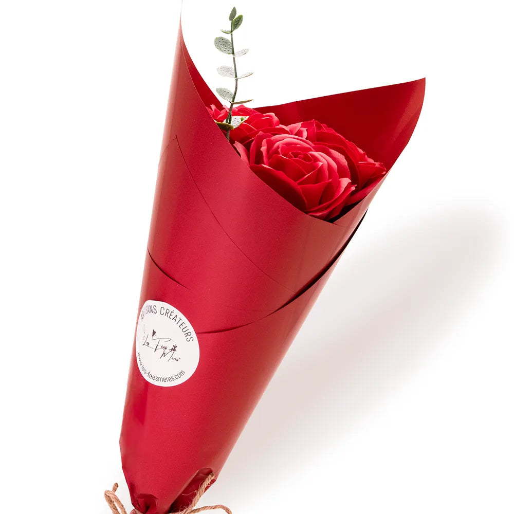 Bouquet de 3 roses de savon rouges emballé dans un cornet cadeau bordeaux avec brin d'eucalyptus, fleur éternelle artisanale Les Fées Mères