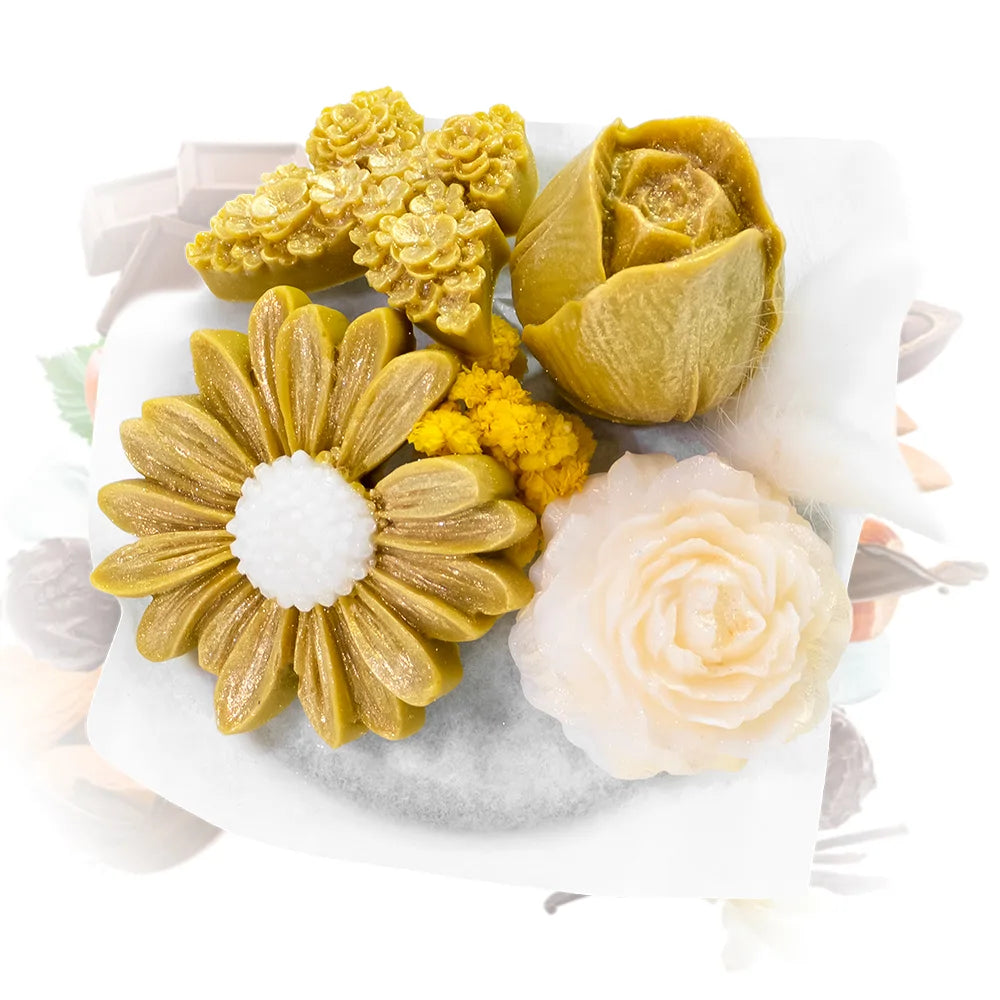 bouquet de fleurs en cire parfumée rocher praliné Les Fées Mères, ruban doré Septembre en or, vue de dessus