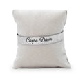 Bracelet jonc gravé Carpe Diem en écriture manuscrite noire sur acier inoxydable, présenté sur un coussin en tissu beige, Les Fées Mères