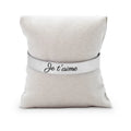 Bracelet jonc gravé Je t'aime en écriture manuscrite noire sur acier inoxydable, présenté sur un coussin en tissu beige, Les Fées Mères