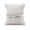 Bracelet jonc gravé Mère Veilleuse en écriture manuscrite noire sur acier inoxydable, présenté sur un coussin en tissu beige, Les Fées Mères