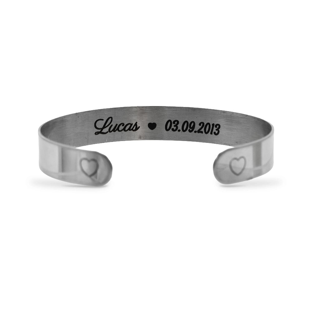 Gravure intérieure personnalisée du bracelet jonc Mère Veilleuse avec un prénom, un cœur et une date, extrémités ornées de cœurs, Les Fées Mères