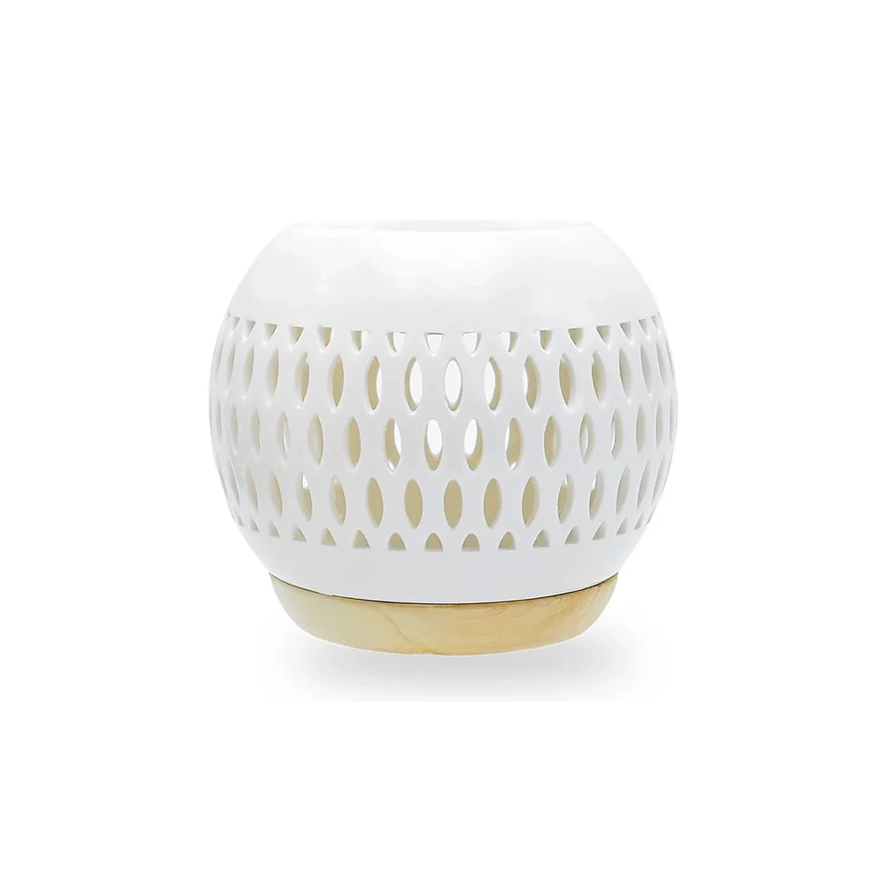 Brûle-parfum photophore treillis en céramique blanche ajourée et socle en bois, diffuseur de fondants parfumés Les Fées Mères