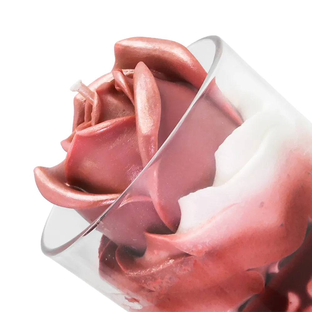 Grande bougie artisanale Les Fées Mères parfum bois de rose, en cire végétale française de tournesol et soja, décorée d’une chantilly façonnée à la main, aspect fleuri et décoratif, fleur façonné artisanalement, parfum de Grasse, bougie parfumée non comestible, fabrication artisanale française. Made in France, fabriquée dans les Vosges. Vue en détail sur la rose