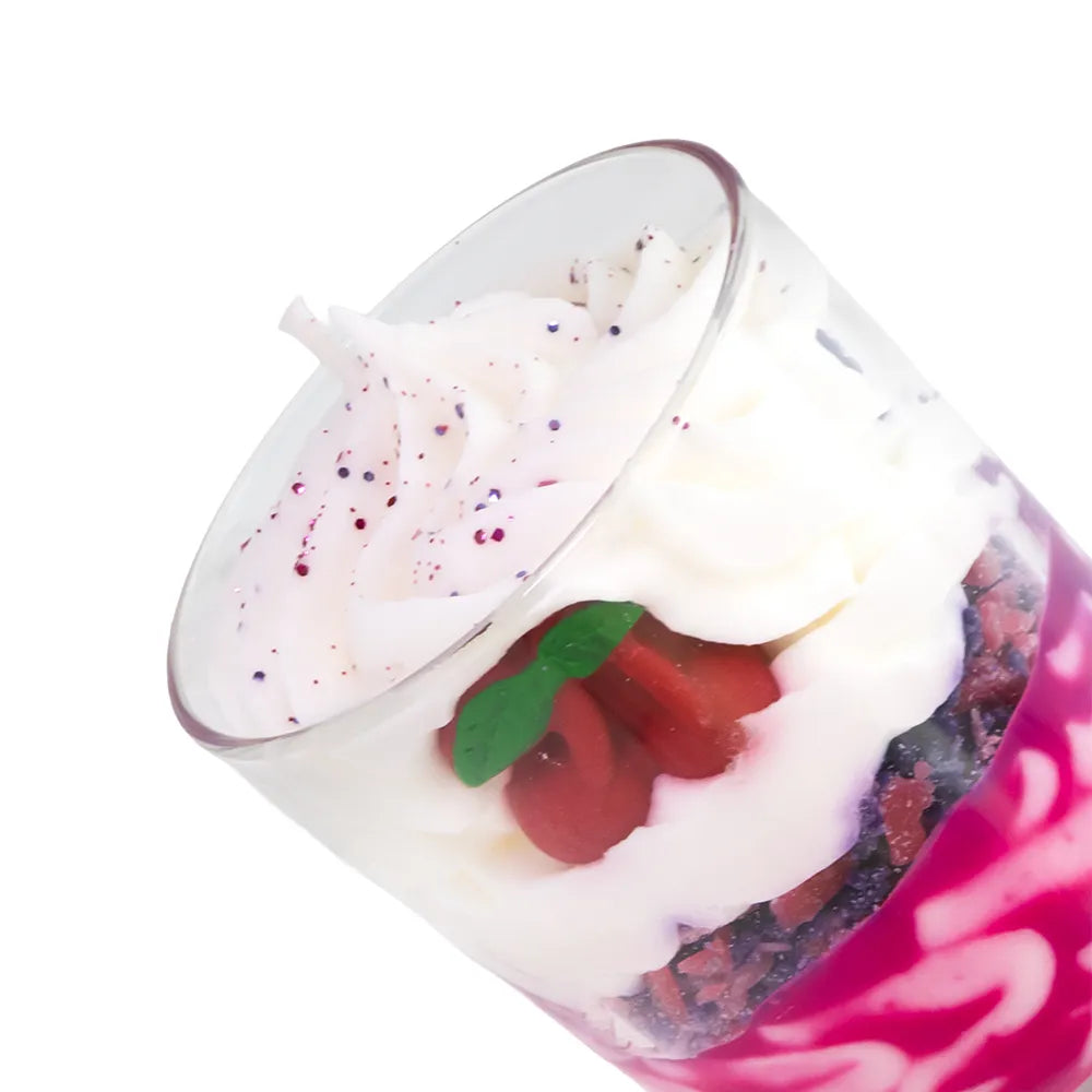 Grande bougie gourmande artisanale Les Fées Mères parfum fruits rouges, en cire végétale française de tournesol, décorée d’une chantilly façonnée à la main, aspect inspiré d’un dessert réaliste, parfum de Grasse, bougie parfumée non comestible, fabrication artisanale française. Made in France, fabriquée dans les Vosges. Vue en zoom