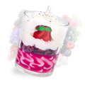 Grande bougie gourmande artisanale Les Fées Mères parfum fruits rouges, en cire végétale française de tournesol, décorée d’une chantilly façonnée à la main, aspect inspiré d’un dessert réaliste, parfum de Grasse, bougie parfumée non comestible, fabrication artisanale française. Made in France, fabriquée dans les Vosges.