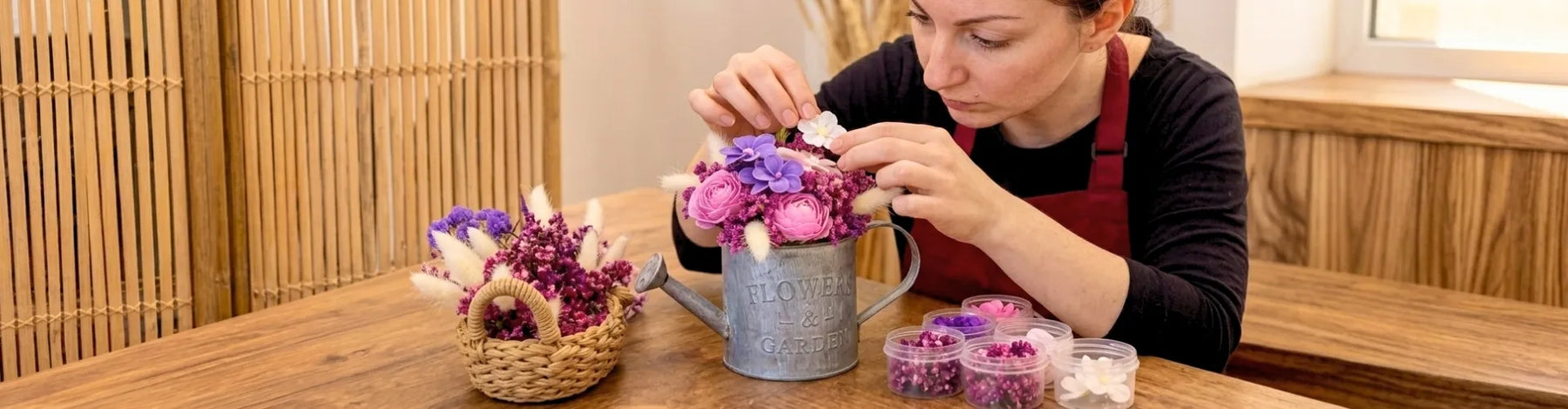 Atelier fabrication bougie DIY dans les Vosges : création artisanale d’un bouquet en cire parfumée dans un arrosoir décoratif. Atelier créatif convivial, parfait comme activité parent enfant, pour apprendre la fabrication bougie et vivre une expérience immersive autour du fait main.
