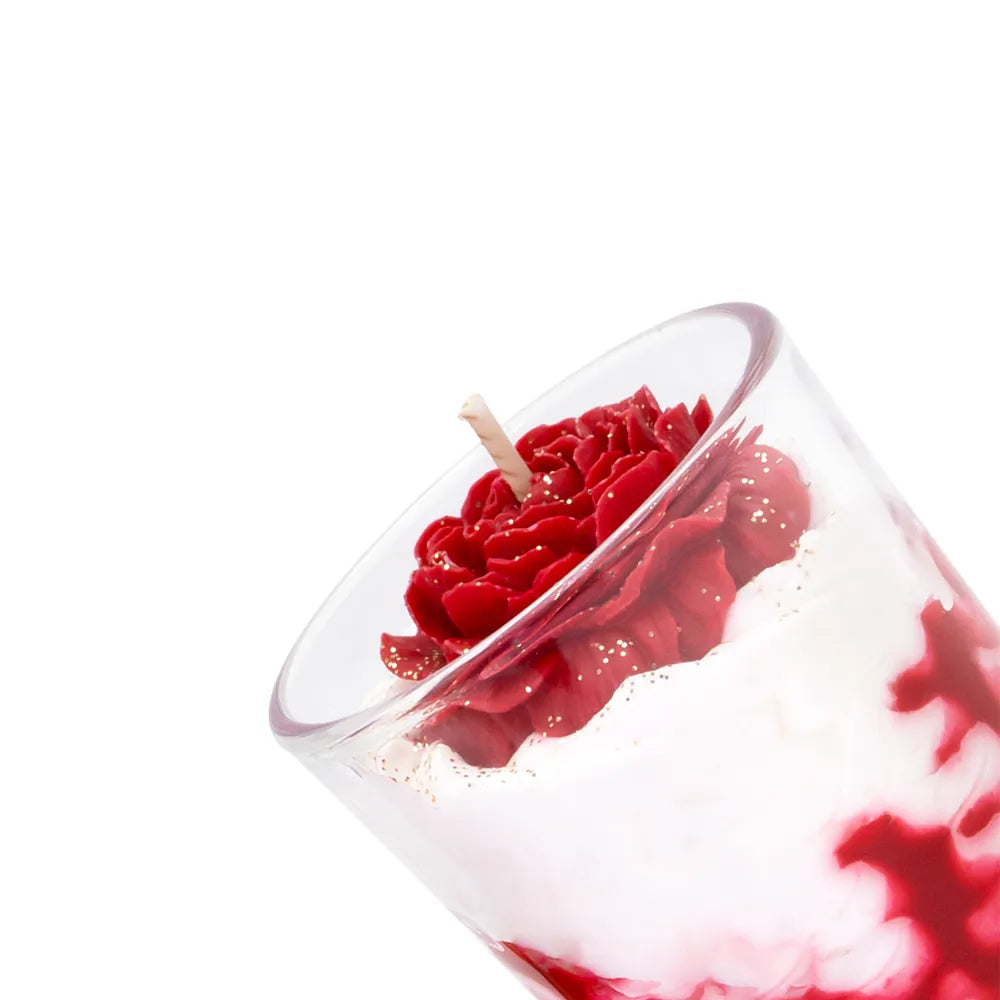 Petite bougie artisanale Les Fées Mères parfum jasmin passion, en cire végétale française de tournesol et soja, décorée d’une chantilly façonnée à la main, cire rouge coulée à la main, aspect fleuri et décoratif, fleur façonné artisanalement, parfum de Grasse, bougie parfumée non comestible, fabrication artisanale française. Made in France, fabriquée dans les Vosges. Vue en zoom